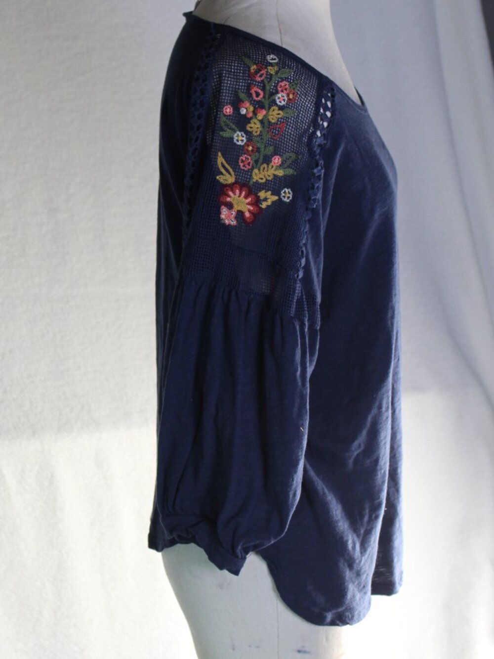 Alya Size M Navy Blue Cotton Knit Embroidered Floral Shoulders 3/4 Sleeve Blouse